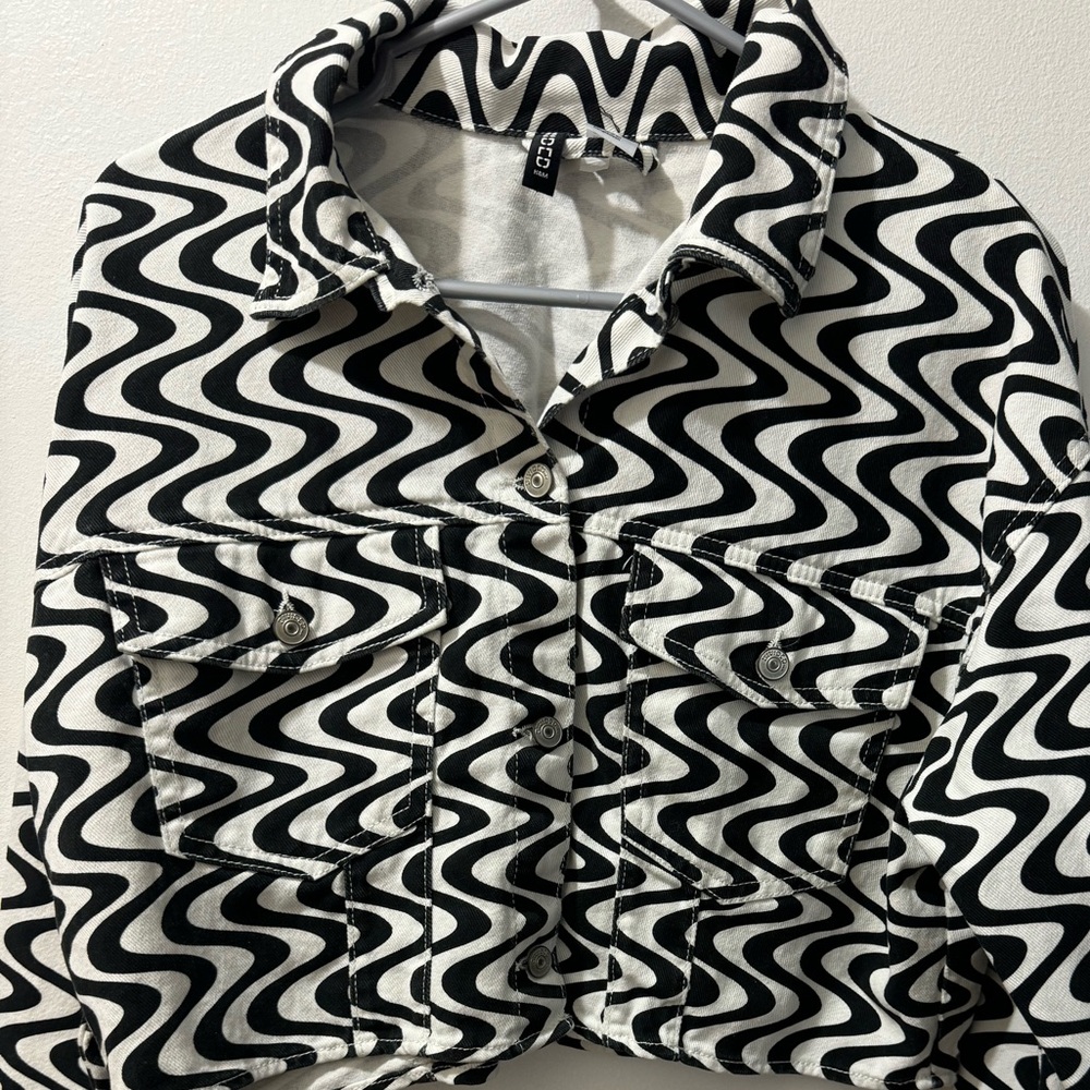 Divided by H&M black nd white denim crop top size M